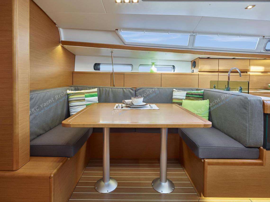 Jeanneau Sun Odyssey 419 : Saloon table and settees